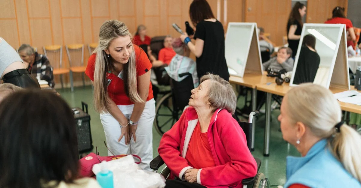 Interaction amicale entre les aidants et les seniors dans un établissement de soins.