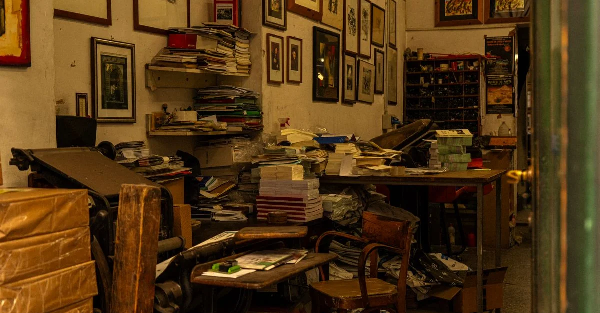 L'intérieur encombré d'une ancienne imprimerie à Florence, en Italie, remplie de livres et d'œuvres d'art.