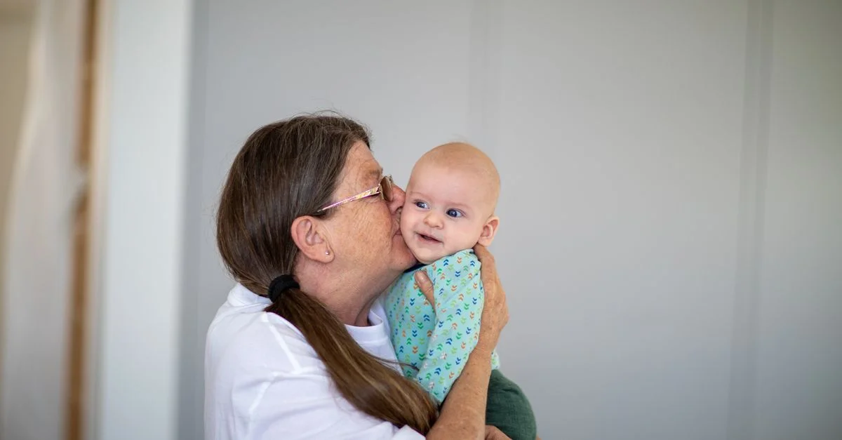 Un moment joyeux entre une grand-mère aimante et son petit-fils souriant à l'intérieur.