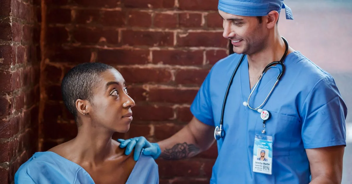 Un professionnel de la santé consulte un patient avec une attitude d'écoute et positive dans un cadre clinique.
