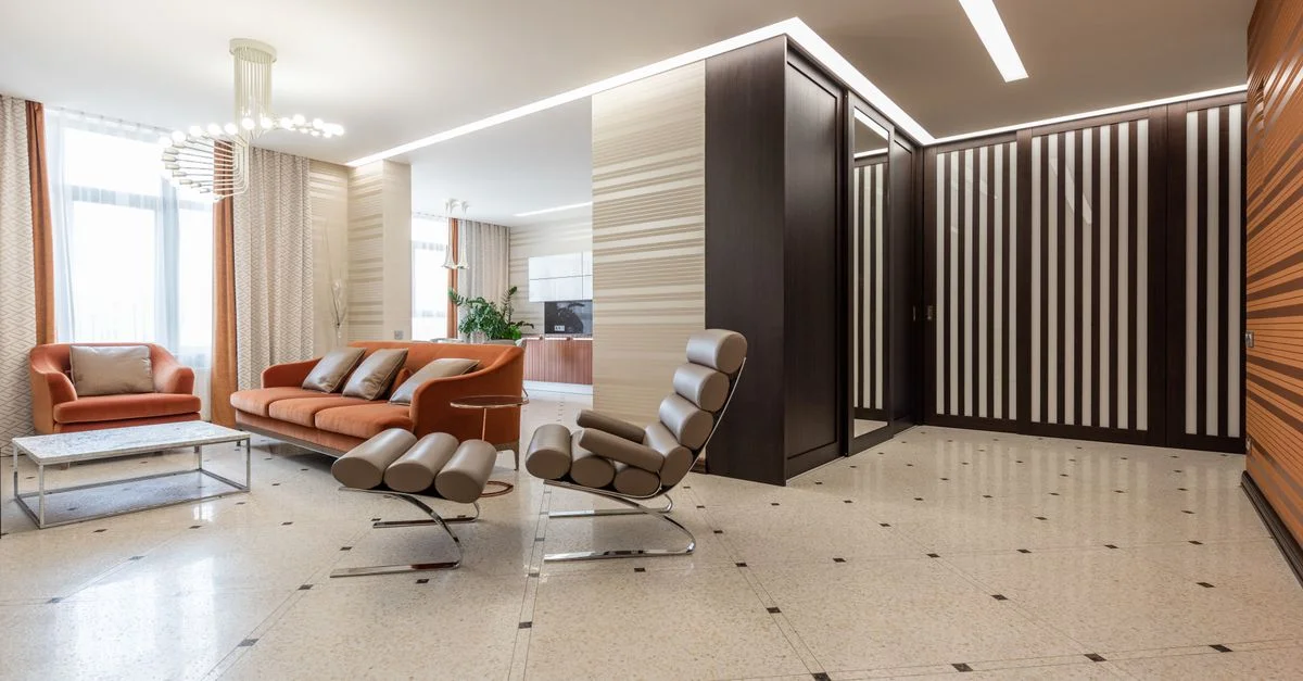 Salon moderne et confortable avec des meubles élégants et une décoration raffinée.