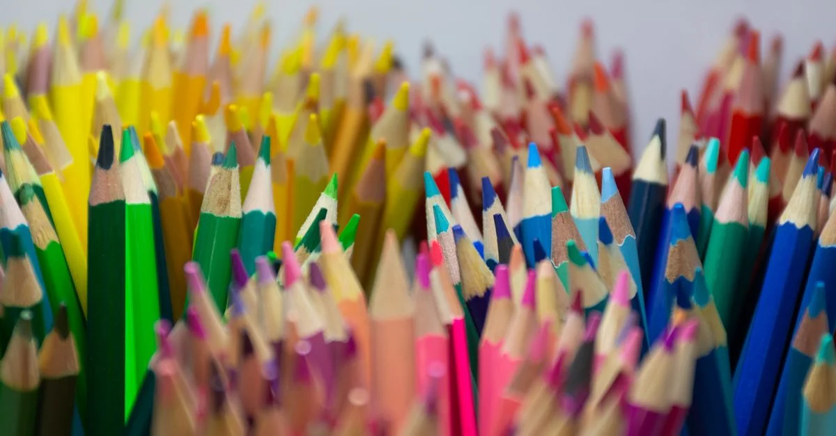 Un gros plan coloré de crayons de couleur taillés dans une belle variété.