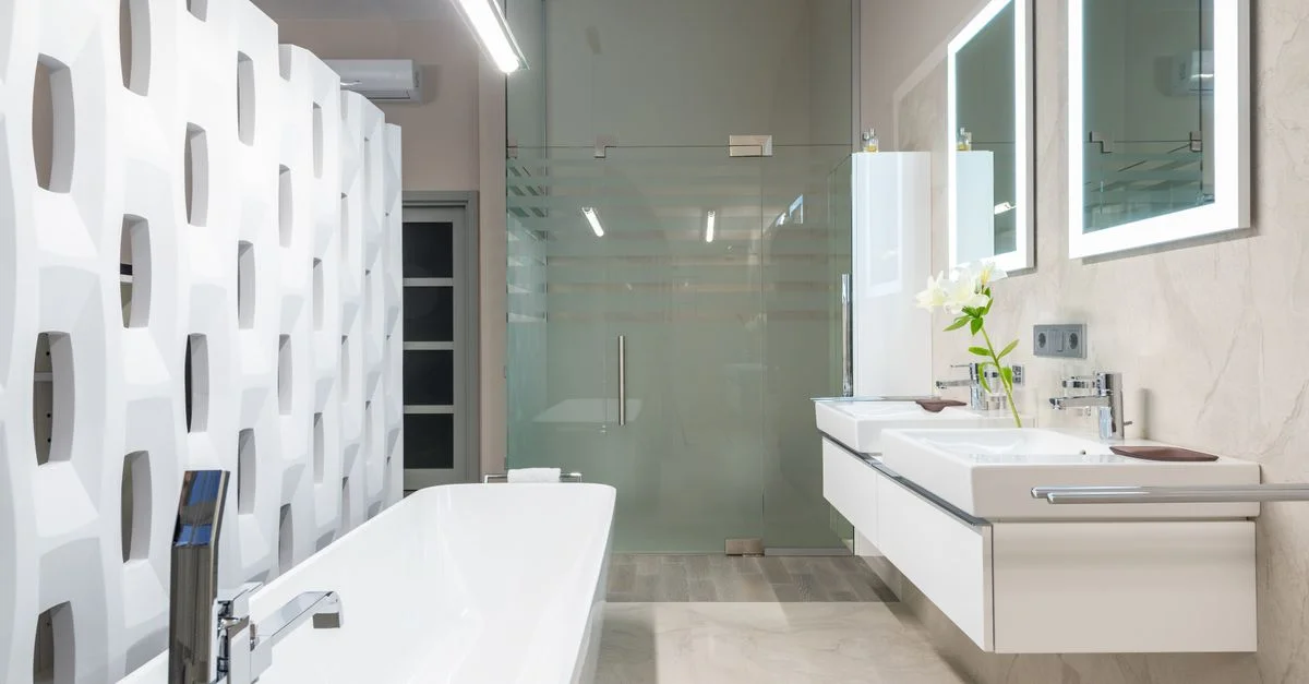 Une salle de bain contemporaine avec une baignoire élégante, une décoration stylée et un éclairage doux.