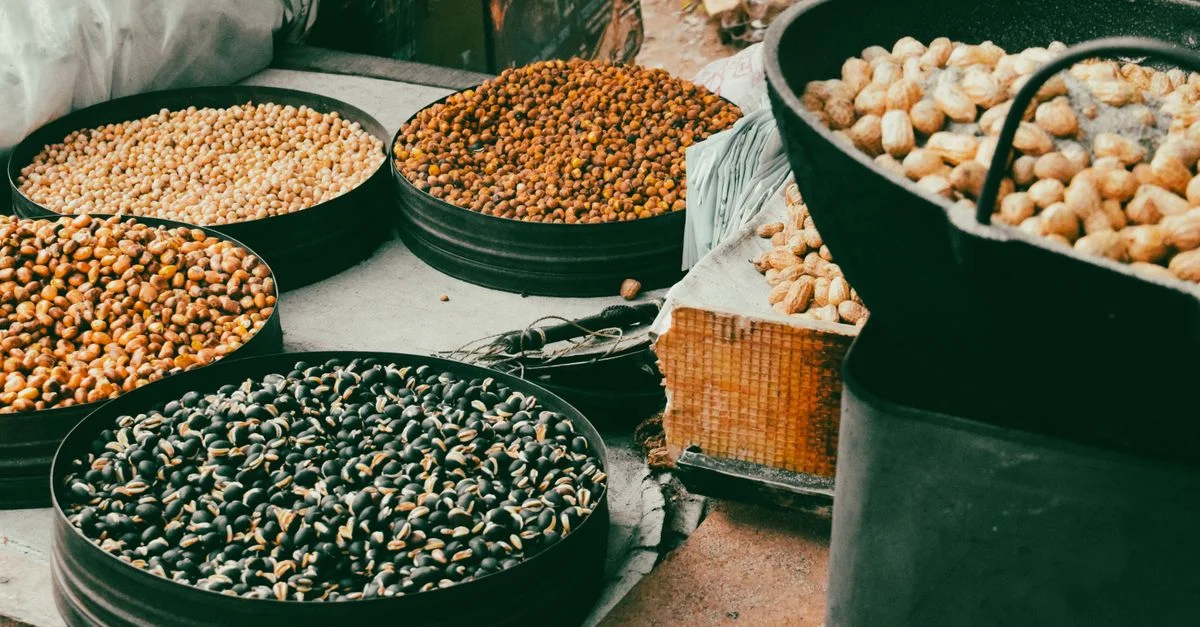 Étalage coloré de légumineuses et de noix assorties sur un marché local de la division de Sylhet, au Bangladesh.