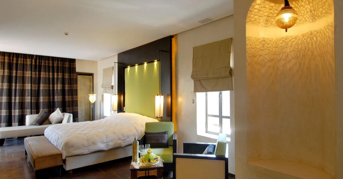 Chambre moderne et élégante avec une décoration soignée, un éclairage agréable et une ambiance chaleureuse.