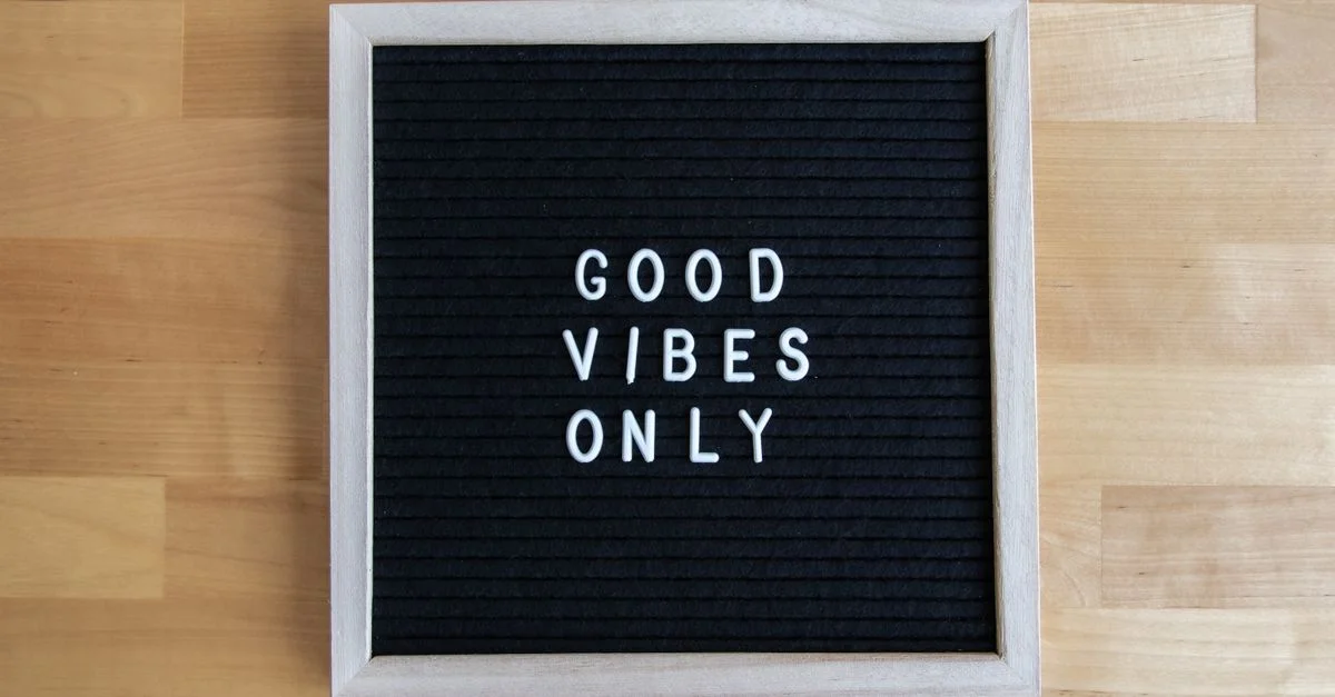 Un tableau noir avec des lettres blanches affichant un message positif 'Que des bonnes vibes'.