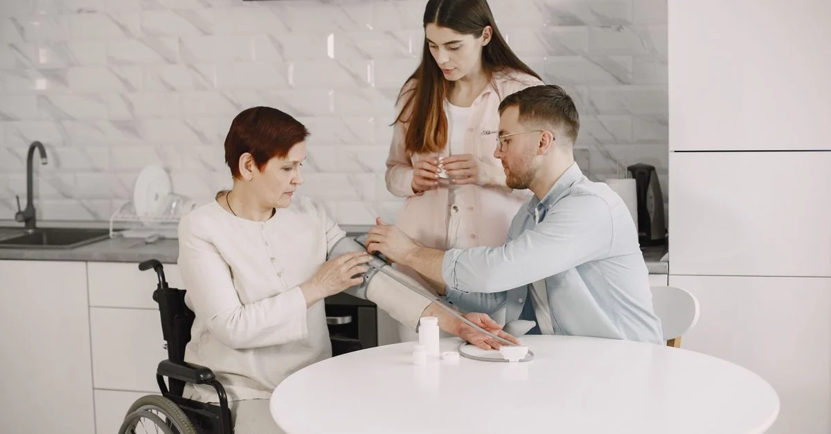 Une famille surveille la tension artérielle à domicile, assurant santé et bien-être.