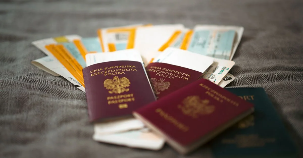 Gros plan sur des passeports et des billets de voyage polonais symbolisant le voyage et l'aventure.