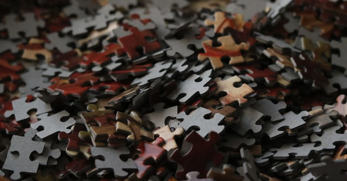 Une vue détaillée de diverses pièces de puzzle colorées formant un motif complexe.