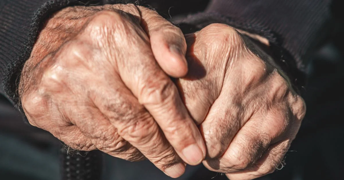 Image détaillée de mains âgées exprimant l'expérience de la vie et la sagesse.