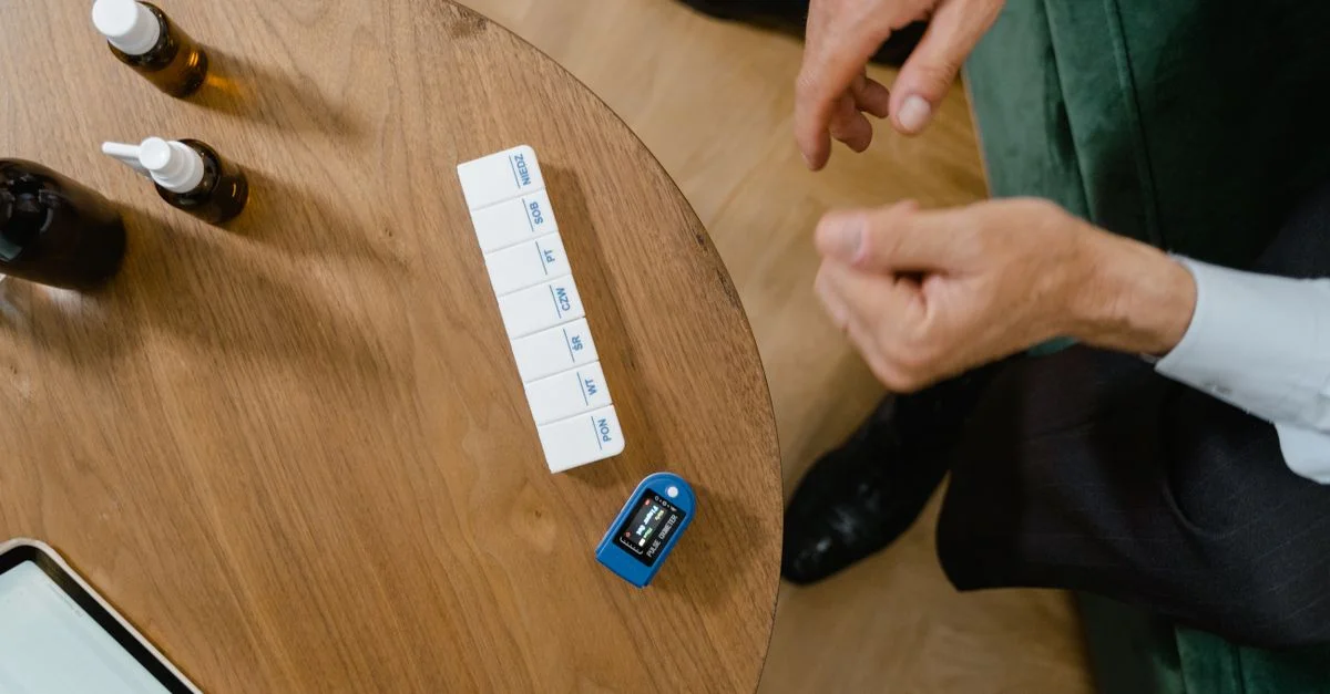 Homme senior triant des médicaments sur une table en bois, mettant en avant un mode de vie axé sur la santé.