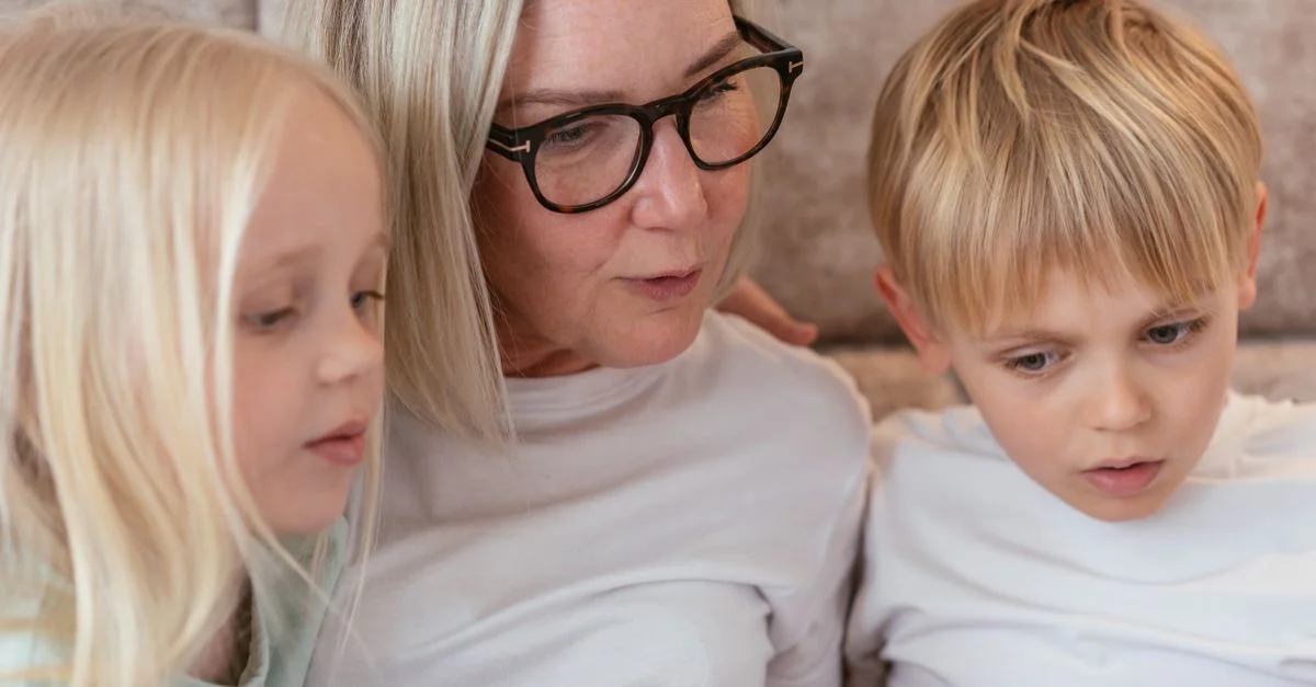 Une grand-mère et ses petits-enfants passent du temps de qualité ensemble à l'intérieur.