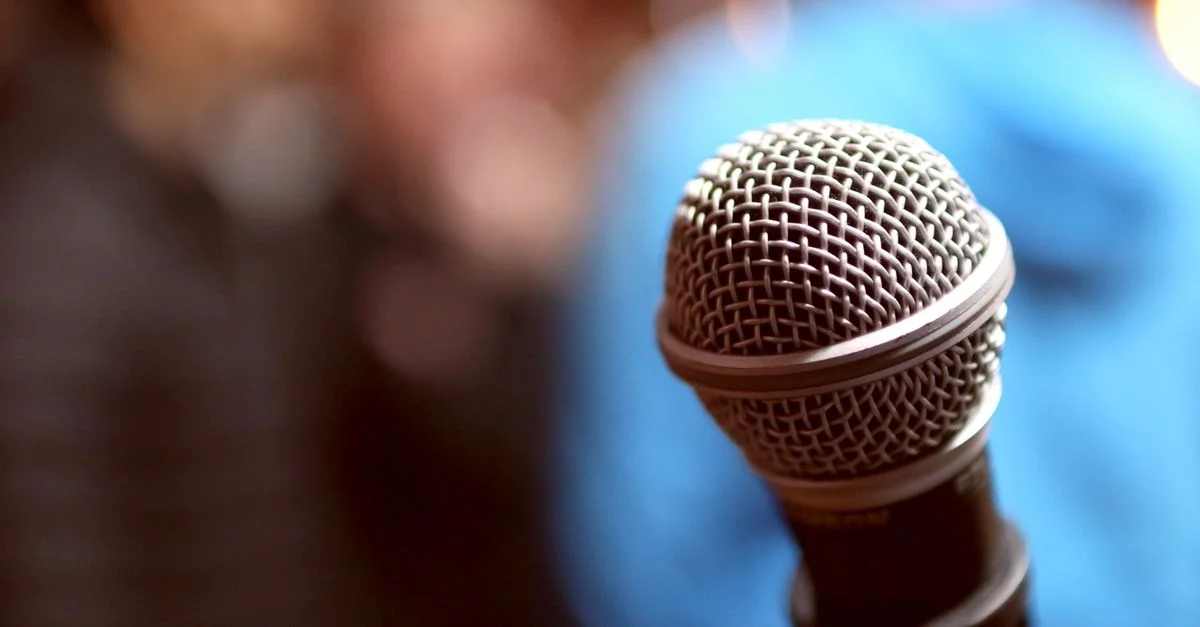 Microphone en focus prêt pour la performance, capturant un son clair à l'intérieur.