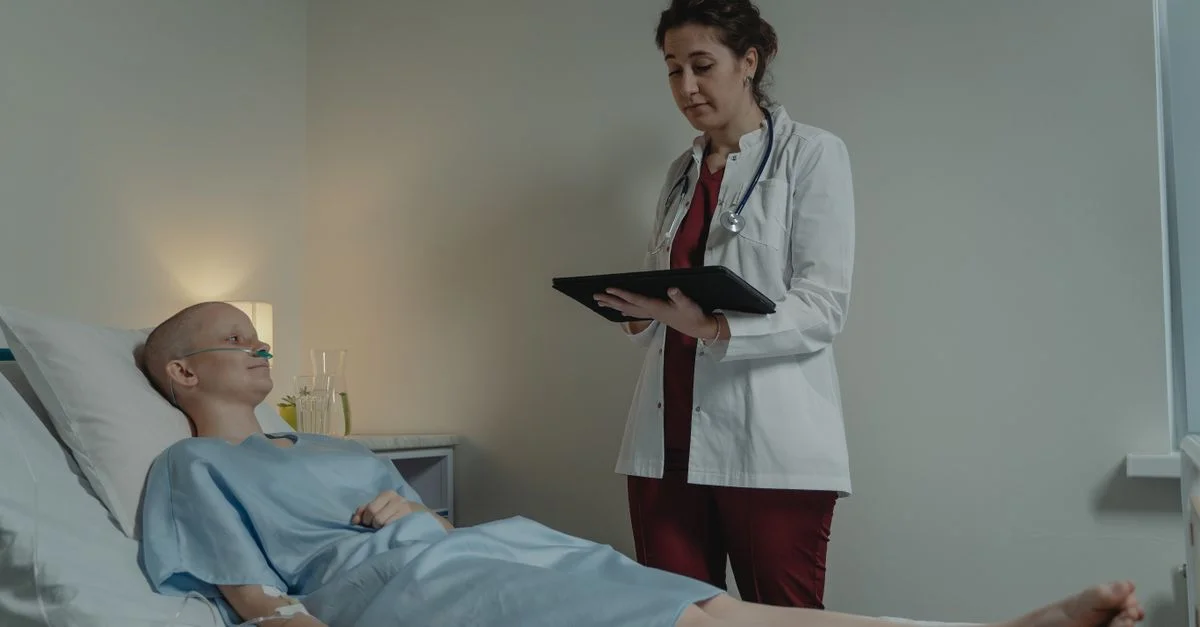 Le médecin discute du traitement avec le patient à l'hôpital, illustrant des soins de santé compatissants.