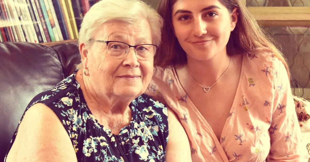Un moment chaleureux capturé entre une grand-mère et sa petite-fille à l'intérieur à Drumbo, au Canada.