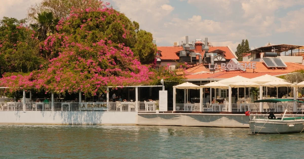 Vue charmante du restaurant La Bohème à Dalaman, en Turquie, orné de bougainvilliers éclatants, au bord de la rivière.